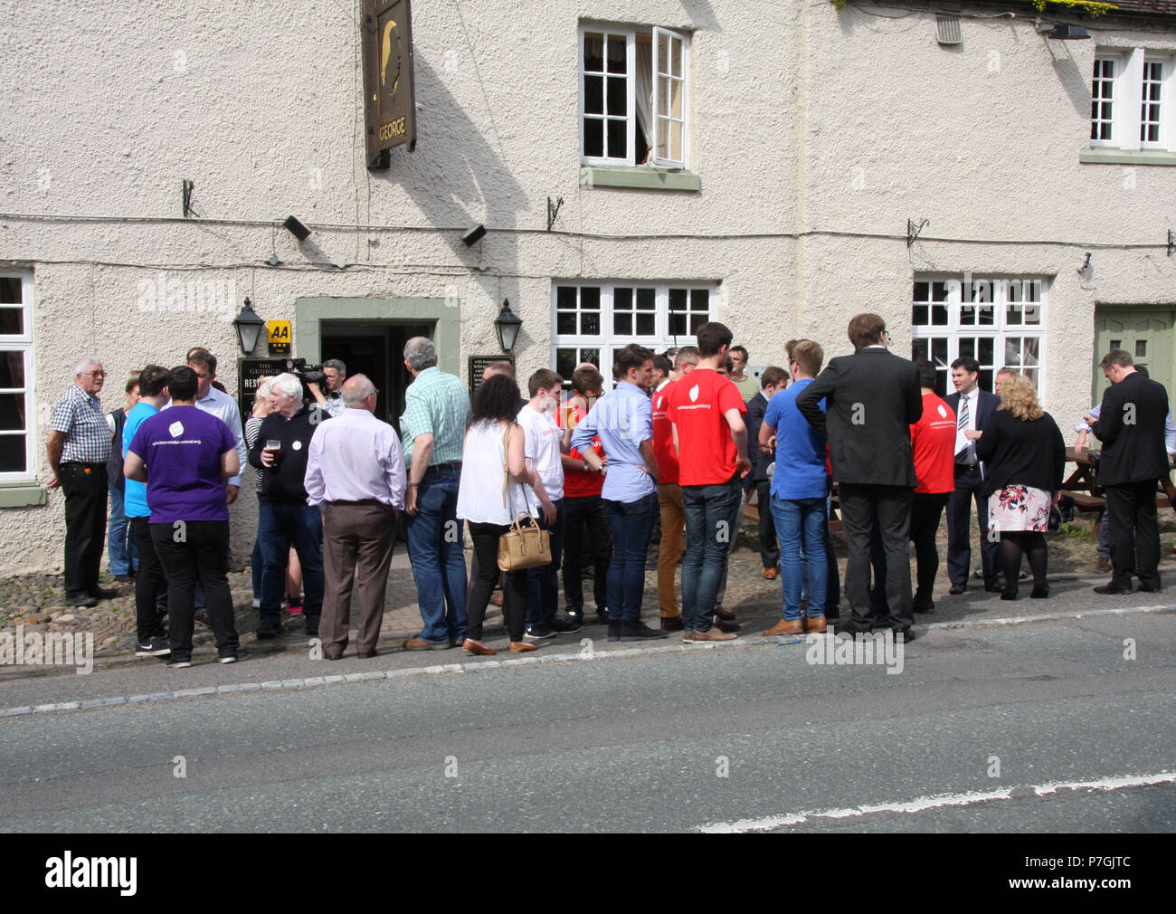 Anhänger außerhalb des George Hotel in Piercebridge, Darlington, England, UK warten auf Boris Johnson, MP, zu kommen. Stockfoto