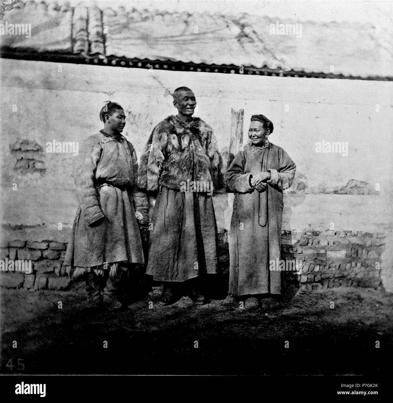 Englisch: John Thomson: die Mongolen hier gezeigt (Nr. 45) gehören zu den nomadischen und pastoralen Rennen, die in den Steppen der Mongolei. Sie besuchen Peking in großer Zahl während der Wintermonate, und mit sich bringen, Herden von Rindern, Mengen gefrorenen Spiel, sowie die reiche Pelze, für die Ihr Land berühmt ist. Es ist ein mongole Markt auf der Rückseite des Britischen Gesandtschaft, und sie sich versammeln und ihre Zelte aufschlagen. Ich fand, dass das alte Dame Familie eine chinesische Wohnung gemietet hatte, und, so seltsam es scheinen mag, Maultiere in der Wohnung abgestellt hatte - Haus, während Sie warf das Stockfoto