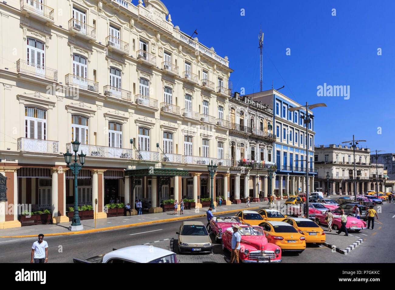 Paseo de Marti Boulevard mit Hotel Inglaterra und Hotel Telegrafo und klassischen Autos in Habana Vieja, Havanna, Kuba Stockfoto