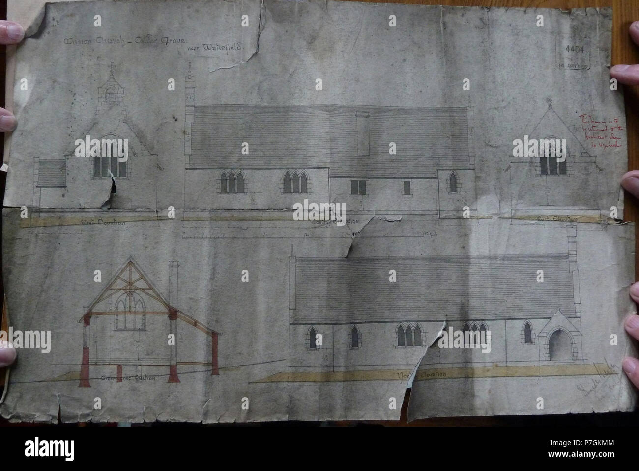 Eine der sechs ursprünglichen 1992 Pläne, von dem Architekten unterzeichnet, der Kirche des Hl. Johannes des Göttlichen, Calder Grove, Wakefield, West Yorkshire, England. 1892 durch William Swinden Friseur konzipiert. Sehen Sie bitte unten für eine Liste der Bilder der gleichen Plan. Übersicht Plan 1: Nord, Süd, Ost und West äußere hochheben, und ein Querschnitt. Hinweis: Diese alte Pläne sind grau, die aufgrund ihres Alters. Die ersten Upload dieses Bild ist freigestellt ist aber ansonsten unbearbeitet, um Detail zu behalten. 1892 352 St John Calder Grove Pläne 1 ein Stockfoto
