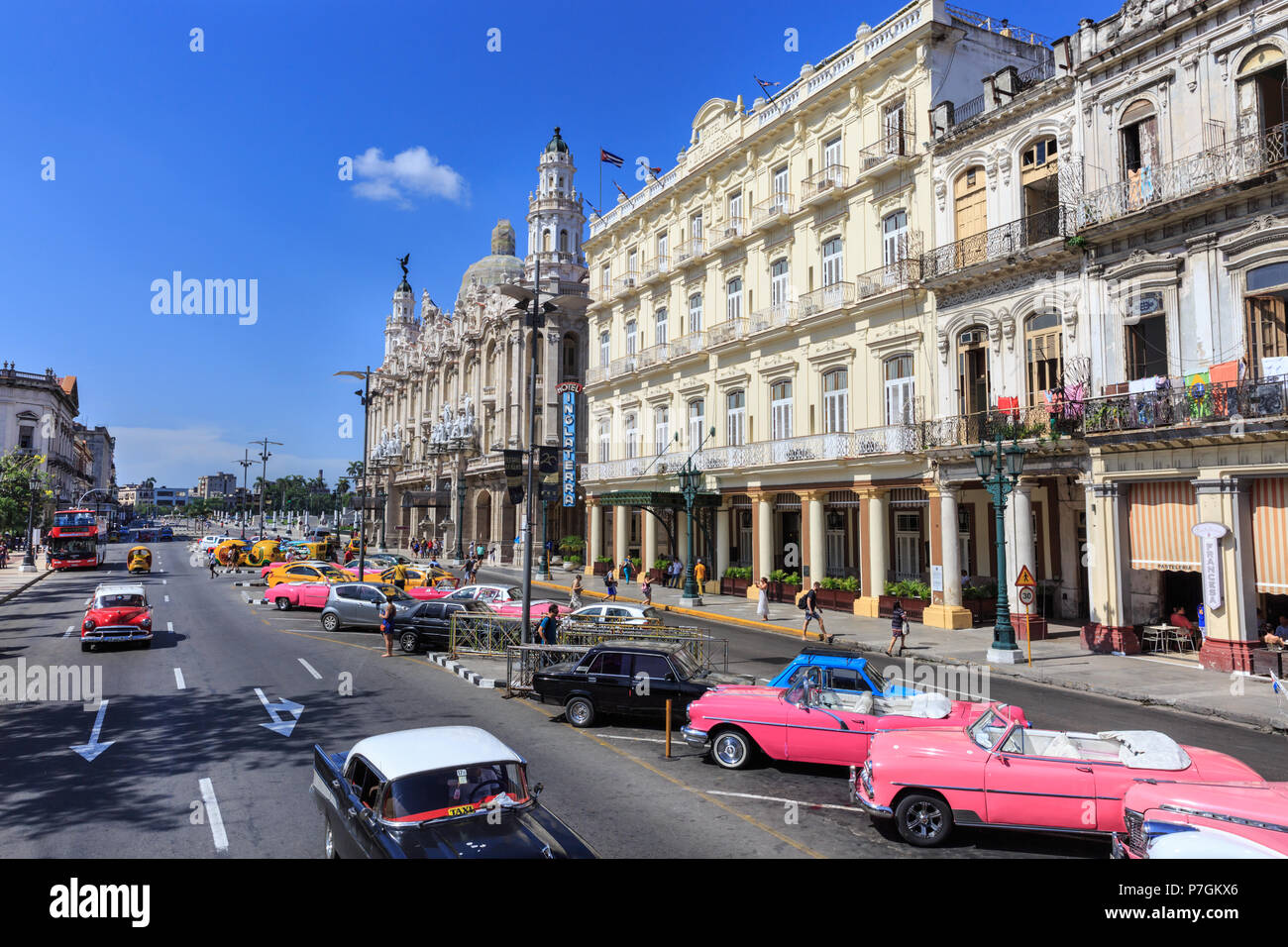 Paseo de Marti Boulevard mit Hotel Inglaterra, Gran Teatro de La Habana und klassischen Autos in Habana Vieja, Havanna, Kuba Stockfoto