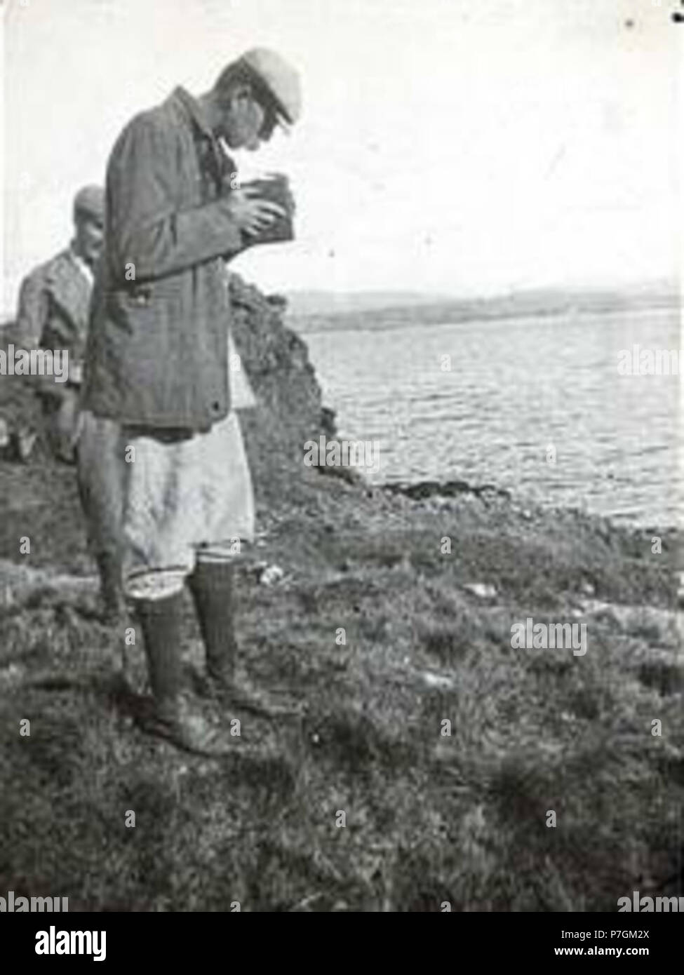 Englisch: Canon Macleod von Mitford, Northumberland: fotografischer Bilder. Northumberland County Archive Service NRO 00876/39 Glas Folie von Elen oder Eilan Harlosh Harlosh (Insel). Norman Heathcote Vorbereitung zu Fotografieren mit Box Kamera. Datum nd. [1900]. ca. 1900 289 Norman Heathcote, von RC MacLeod, 1900 fotografiert. Stockfoto