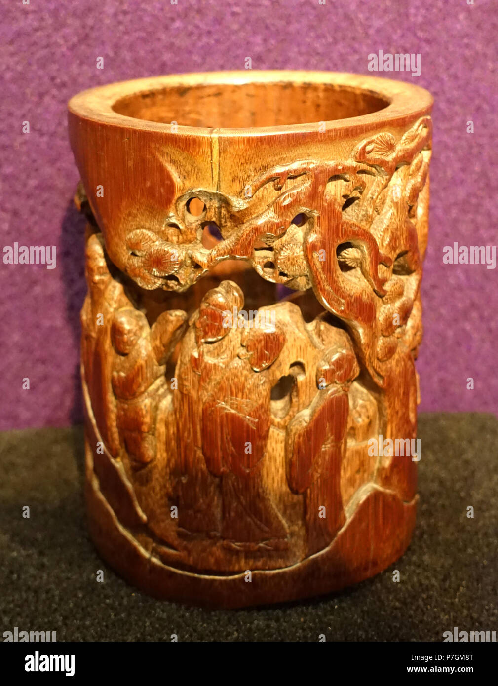 Englisch: Brushpot mit Damen im Querformat in Openwork, China geschnitzt, 17. Jahrhundert - Hong Kong Museum of Art, Hong Kong. Dieses Kunstwerk ist in der Weil der Künstler vor mehr als 70 Jahren starb. Hinweis: Obwohl das Museum nicht Fotografie der meisten Elemente in das Museum es erlauben, ausdrücklich erlaubt Fotografie von diesem besonderen Objekt (sowohl in der Beschilderung und wenn ich eine Wache gefragt). So gibt es keine Einschränkungen für die Nutzung von diesem Bild. 26 Juli 2014, 23:39:40 55 Brushpot mit Damen im Querformat in Openwork, China geschnitzt, 17. Jahrhundert - das Hong Kong Museum Of Art-DSC 6089 Stockfoto