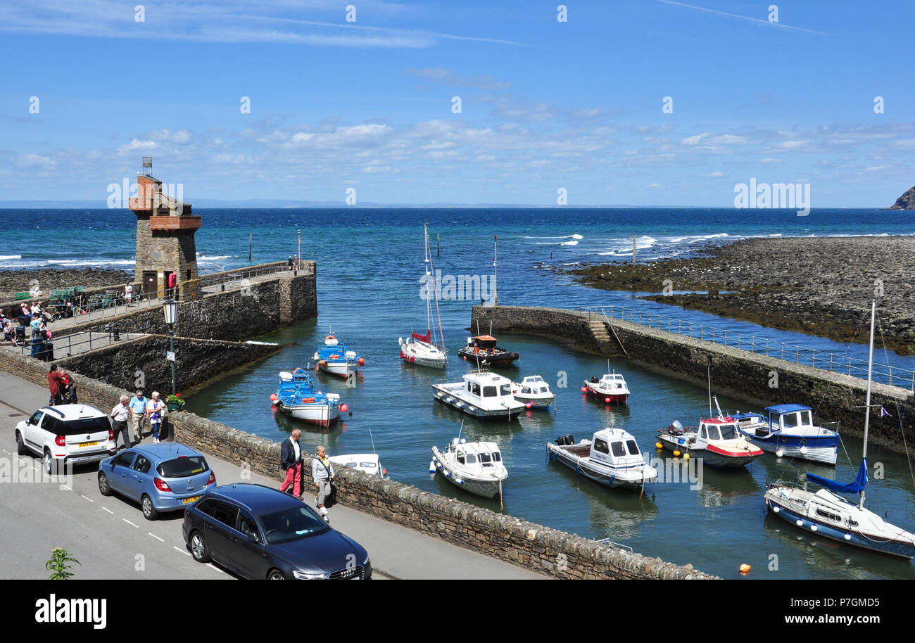 Hafen mit Rheinischen Turm auf der linken Seite, Lynton, North Devon, England, Großbritannien Stockfoto