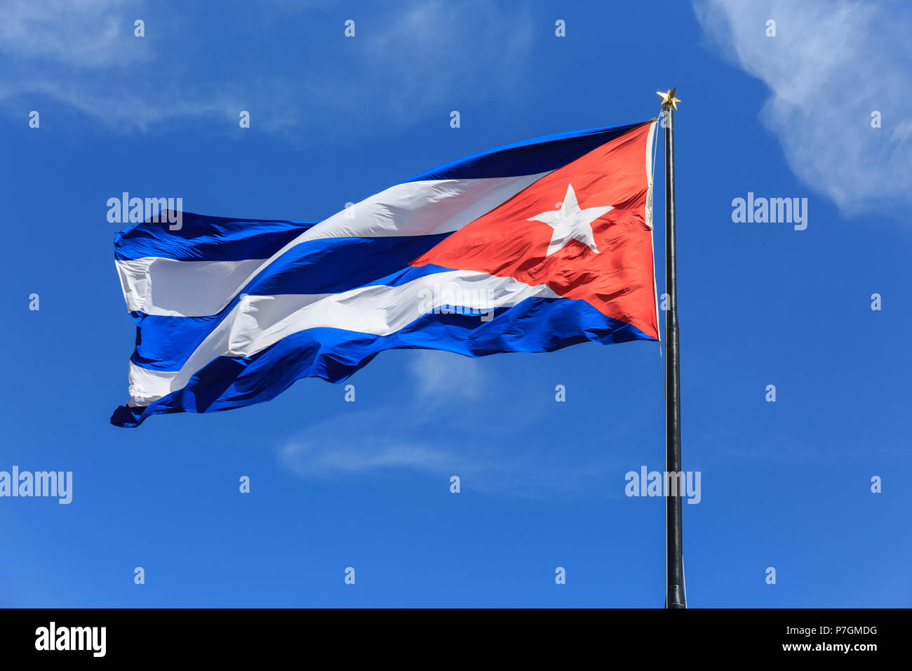 Kubanische Flagge Nationalflagge von Kuba fliegen in den Wind gegen den blauen Himmel, am Mast, Havanna, Kuba Stockfoto
