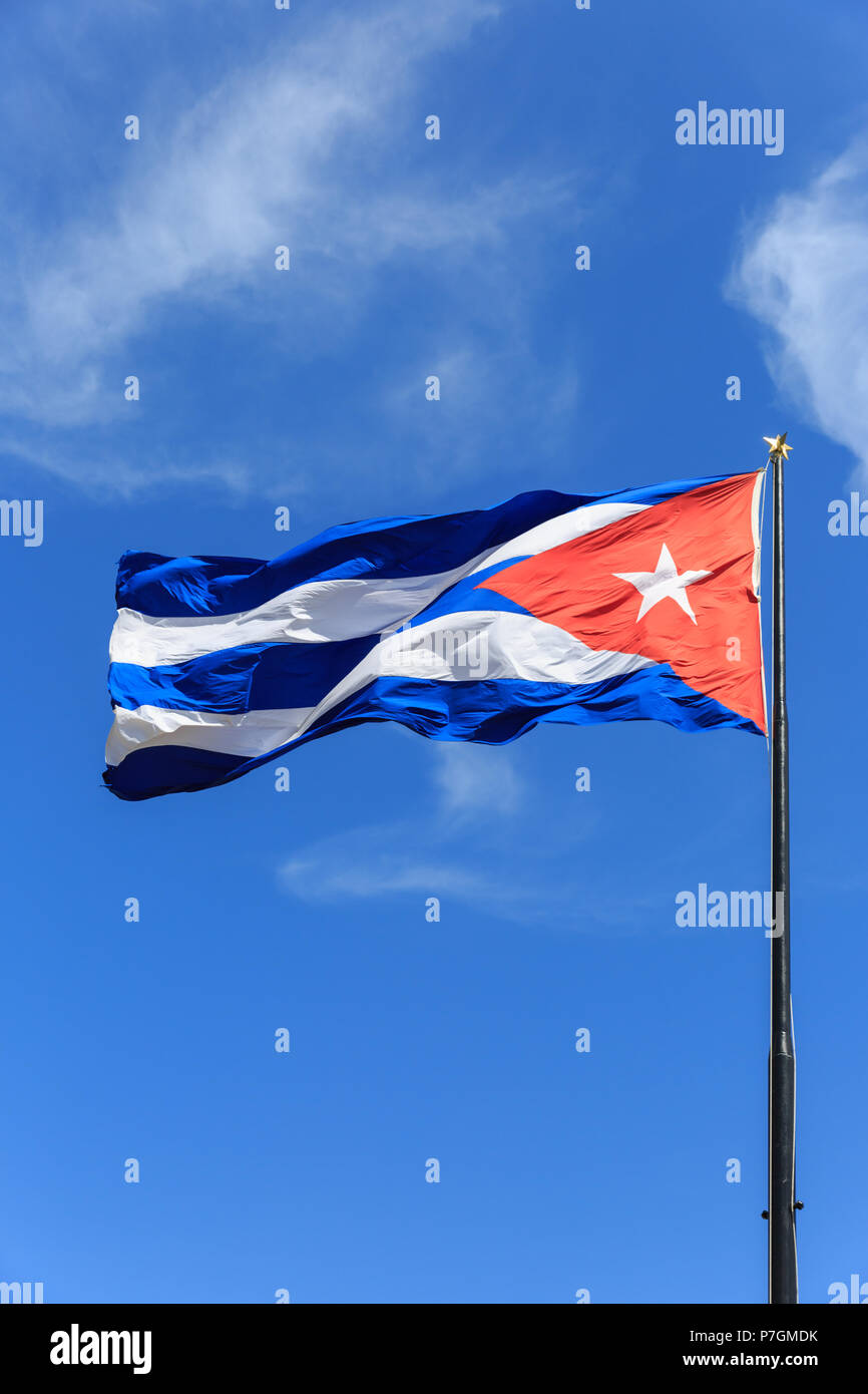 Kubanische Flagge Nationalflagge von Kuba fliegen in den Wind gegen den blauen Himmel, am Mast, Havanna, Kuba Stockfoto