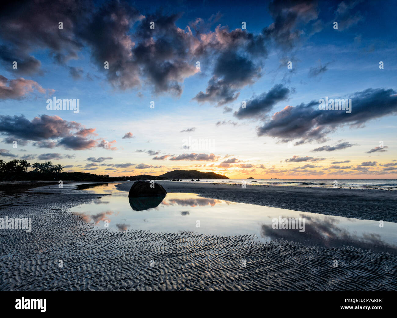 Atmosphärische Sonnenaufgang an Chili Beach, Cape York Halbinsel, Far North Queensland, FNQ, QLD, Australien Stockfoto