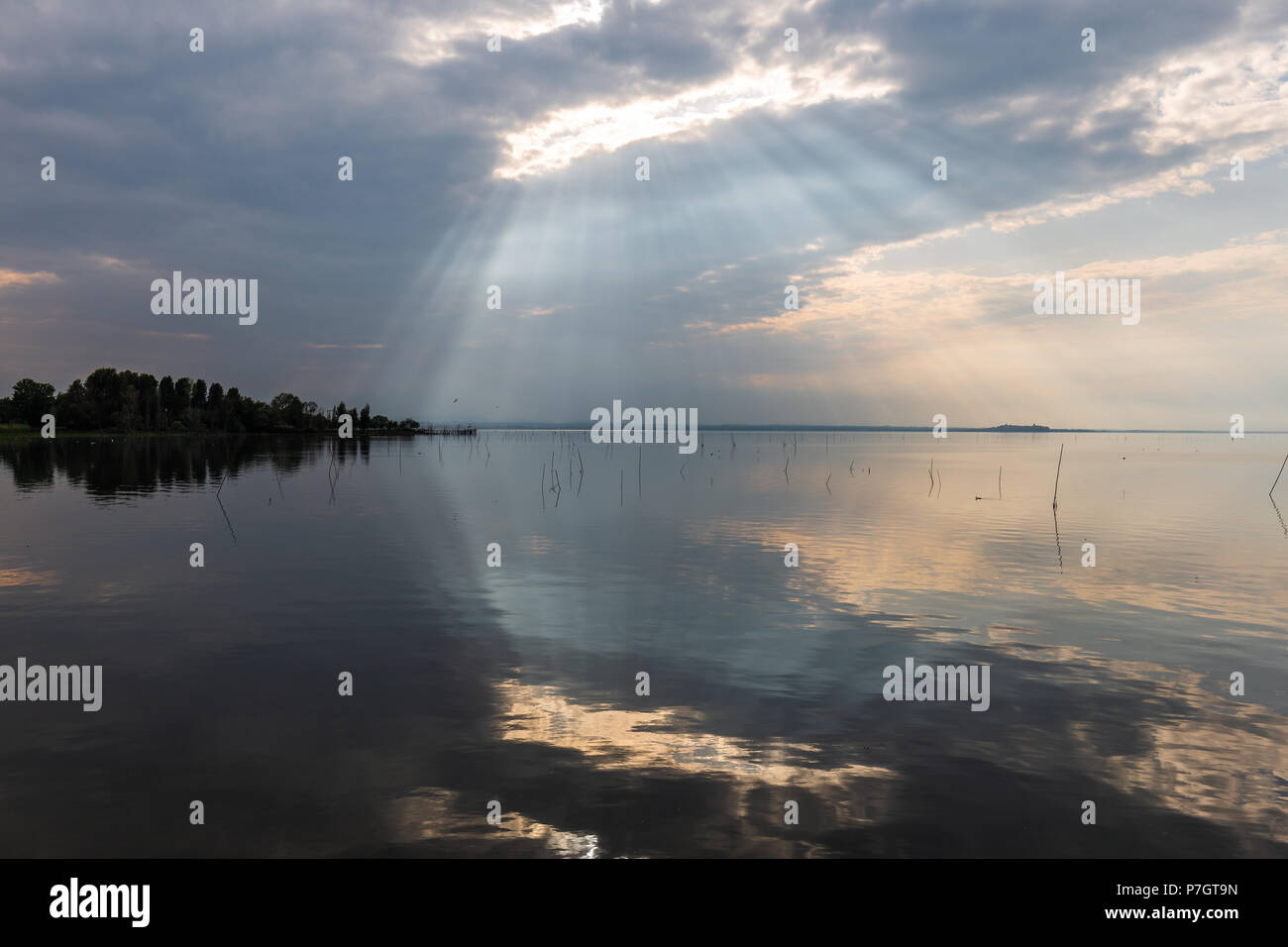 Perfekt symmetrisch und einen spektakulären Blick auf den See, mit den Wolken, der Himmel und die Sonnenstrahlen auf dem Wasser widerspiegeln Stockfoto
