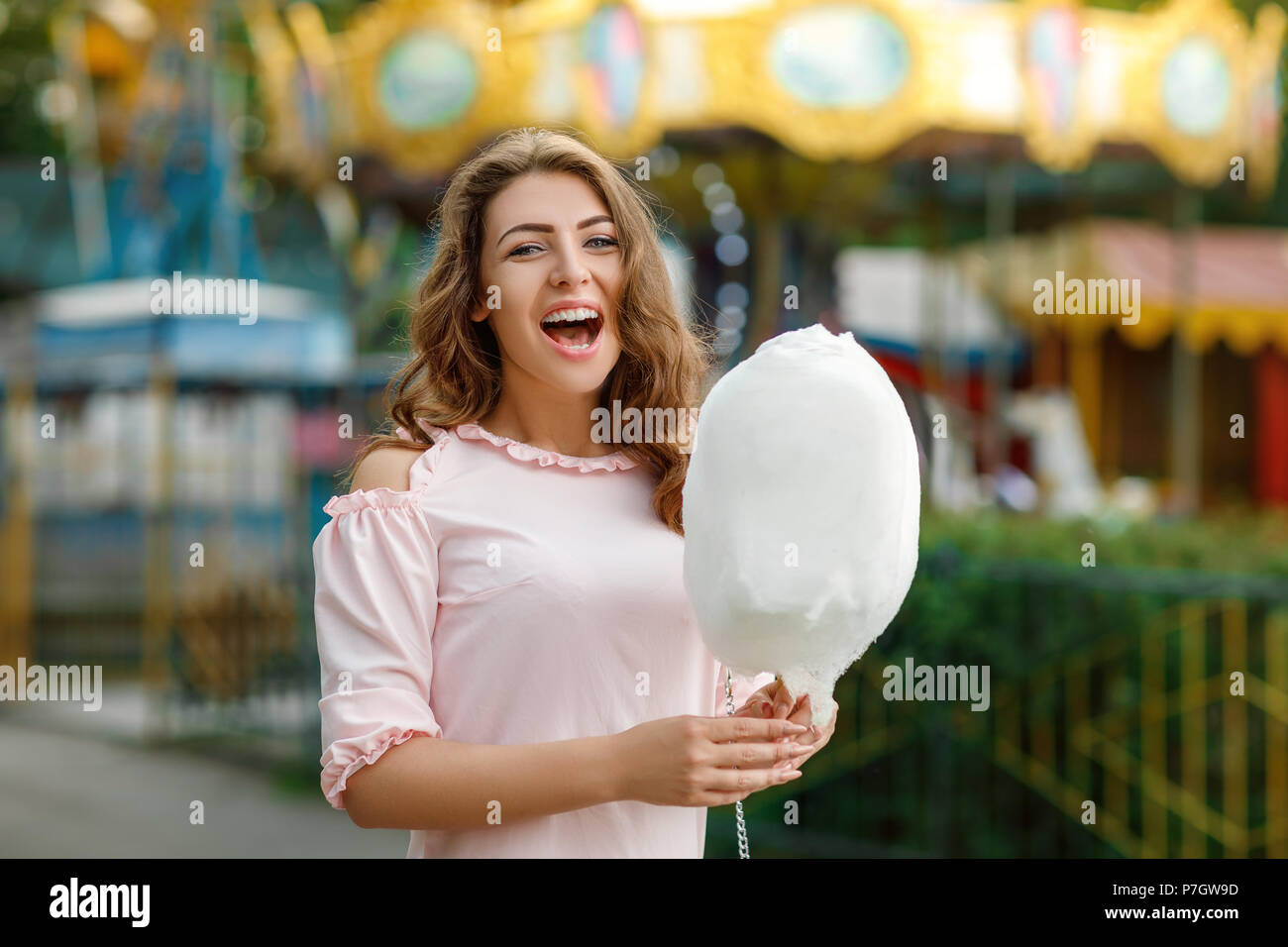 Attraktive Frau mit süßen Zuckerwatte Stockfoto