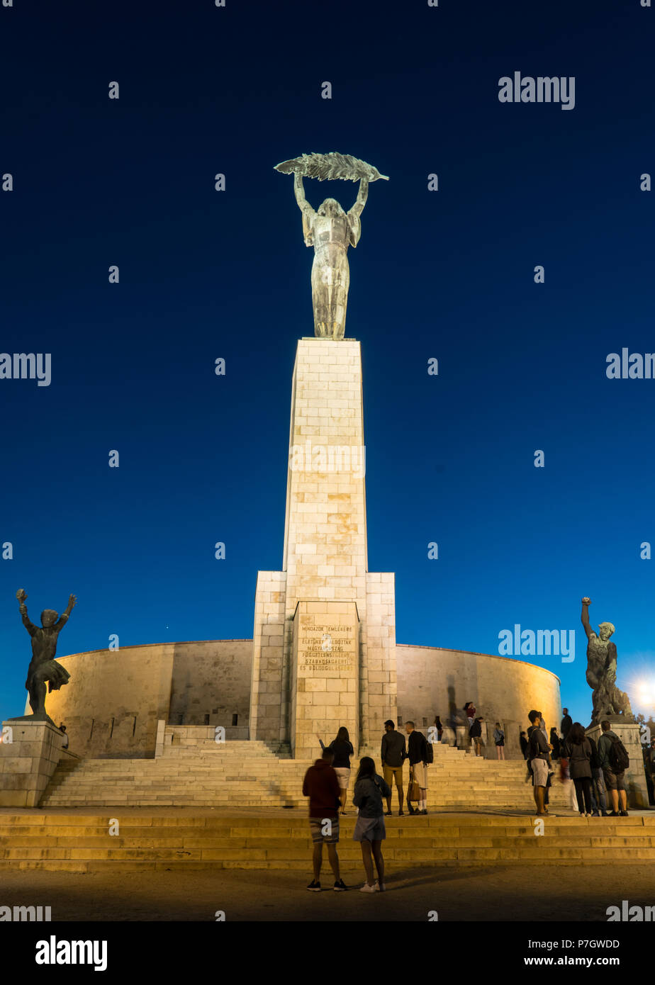 Sicht in der Dämmerung der Befreiung Denkmal auf Jubilee Park Hill in Budapest, Ungarn Stockfoto