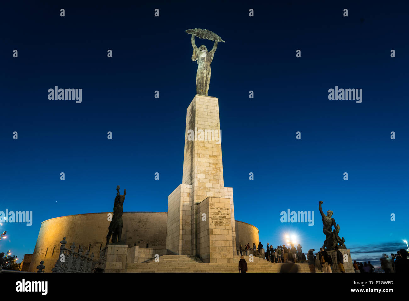 Sicht in der Dämmerung der Befreiung Denkmal auf Jubilee Park Hill in Budapest, Ungarn Stockfoto
