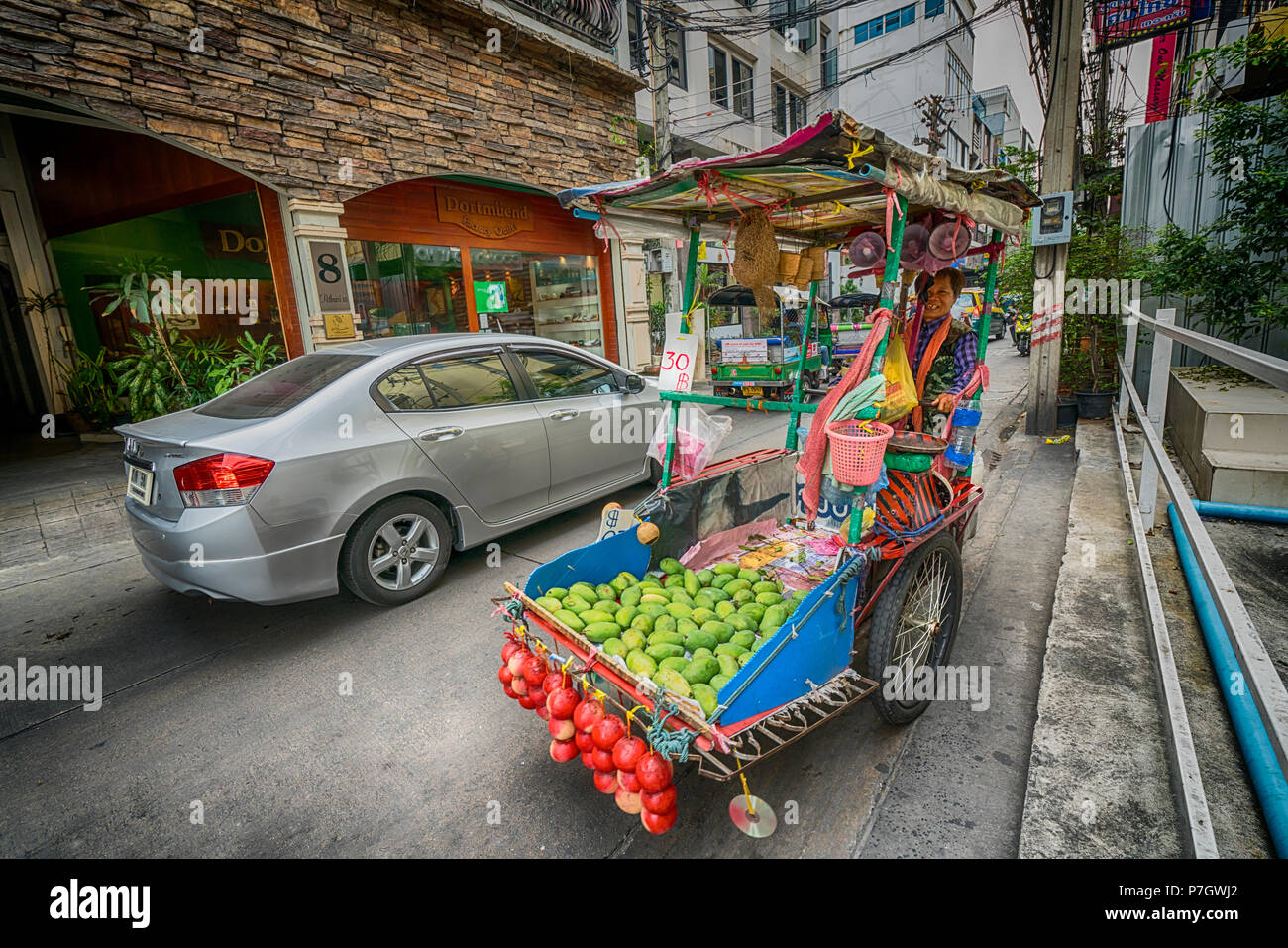 Eine Frucht der Verkäufer mit seiner Karre in Bangkok, Thailand Stockfoto