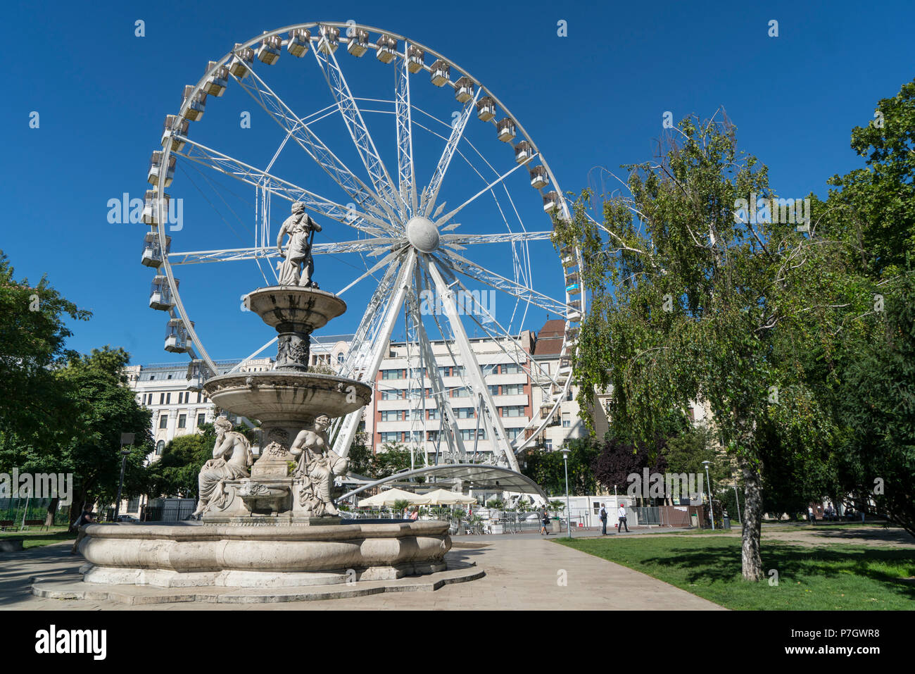 Blick auf das Riesenrad in Erzsébet-platz in Budapest, Ungarn Stockfoto