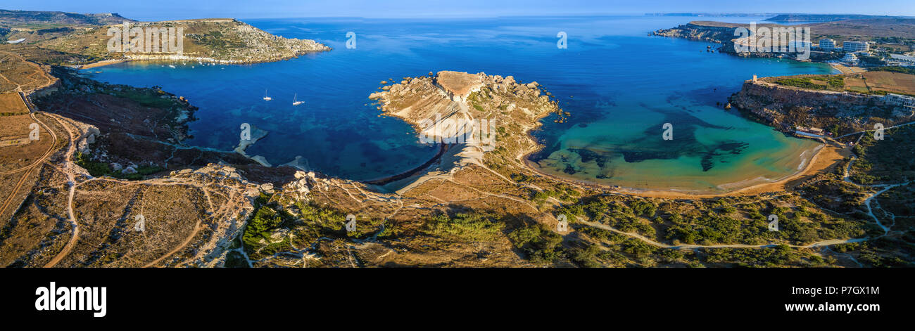 Ghajn Tuffieha, Malta - Luftbild Panoramablick auf die Küste von Ghajn Tuffieha mit Gnejna Bay, Riviera Bay und Golden Bay bei Sonnenaufgang Stockfoto