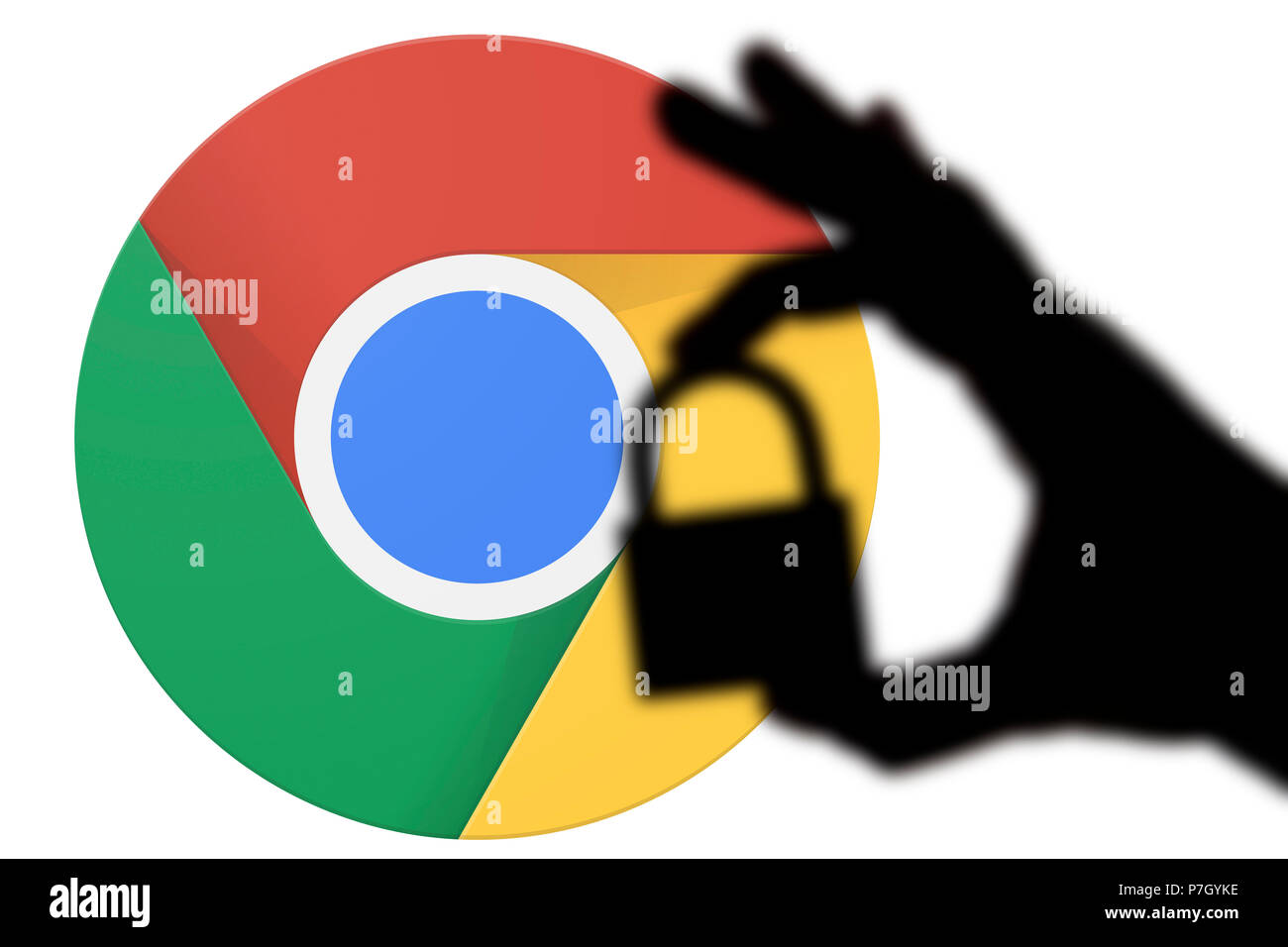 LONDON, Großbritannien - 6. JULI 2018: Google Chrome Sicherheitsprobleme. Silhouette einer Hand mit einem Vorhängeschloss vor der Google Chrome logo Stockfoto