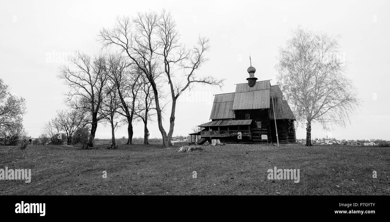 Alte Holz- Haus an regnerischen Tag in Wladimir, Russland. Stockfoto
