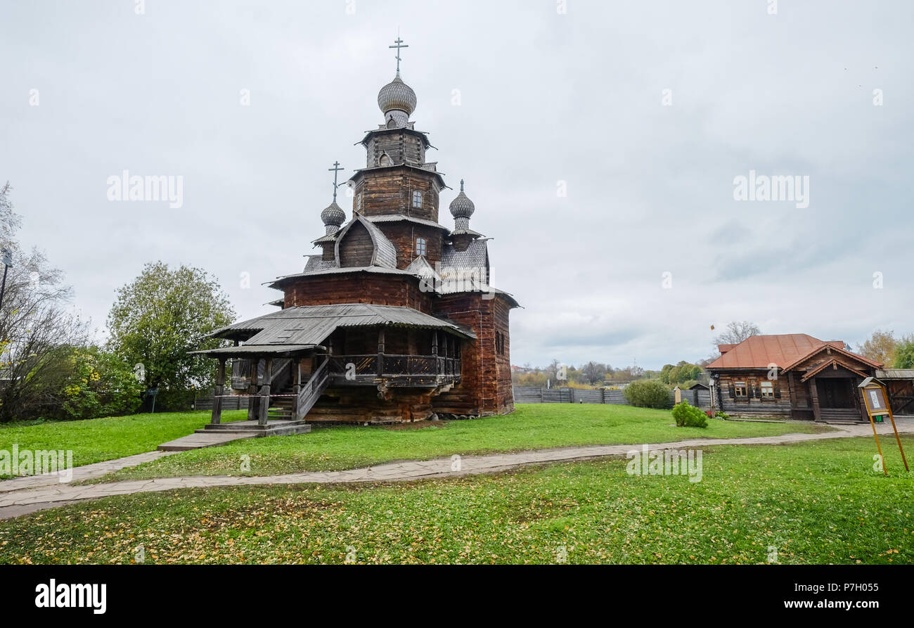 Alte Holzhäuser mit Ahorn Bäume im Herbst in Wladimir, Russland. Stockfoto