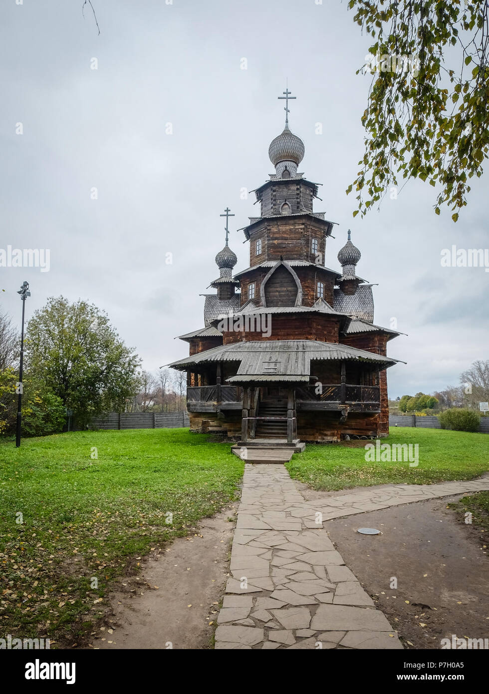 Alte Holzhäuser mit Ahorn Bäume im Herbst in Wladimir, Russland. Stockfoto