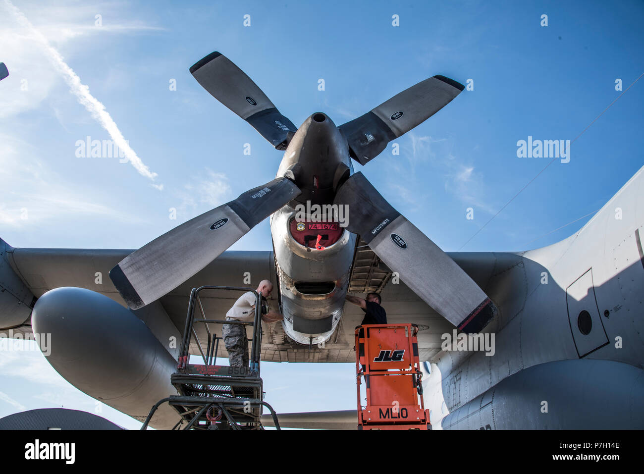 Älterer Flieger Tim Johnson und Senior Airman Hunter Mitchell, Aerospace Propulsion Specialist, 179Th Airlift Wing Instandhaltungsgruppe, wertet ein Motor der C-130H Hercules, während es am 26. Juni 2018, an der 179th Airlift Wing, Mansfield, Ohio. Die Diagnose muss der Motor laufen, damit der Flieger, die Ursache für dieses besondere Problem ordnungsgemäß zu identifizieren und ist auch mit dem Flugzeug Mechanik bekannt als "eine auf dem Stand". (U.S. Air National Guard Foto von Kapitän Paul Stennet/Freigegeben) Stockfoto