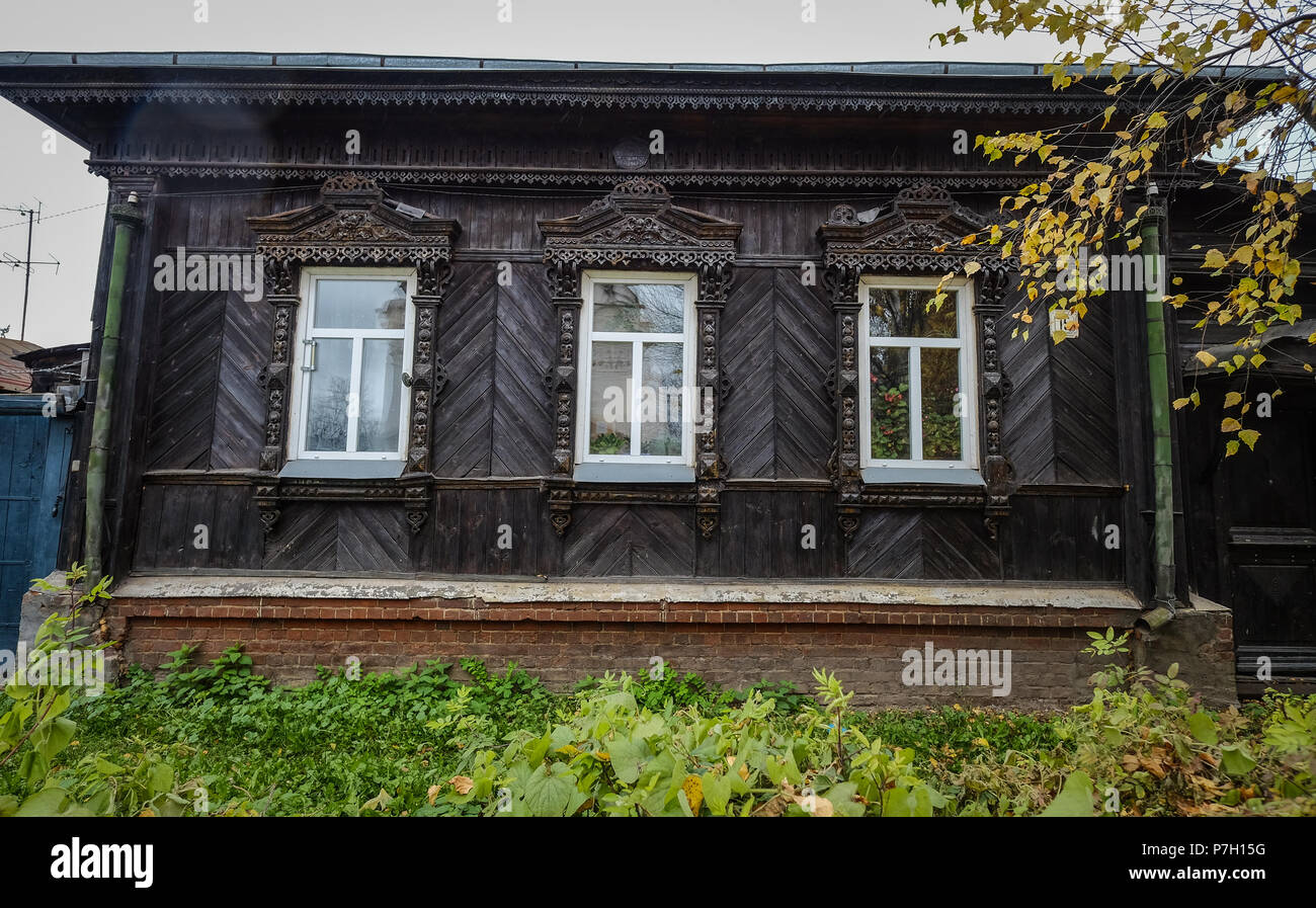 Alten Holzhaus mit Ahorn Bäume im Herbst in Wladimir, Russland. Stockfoto