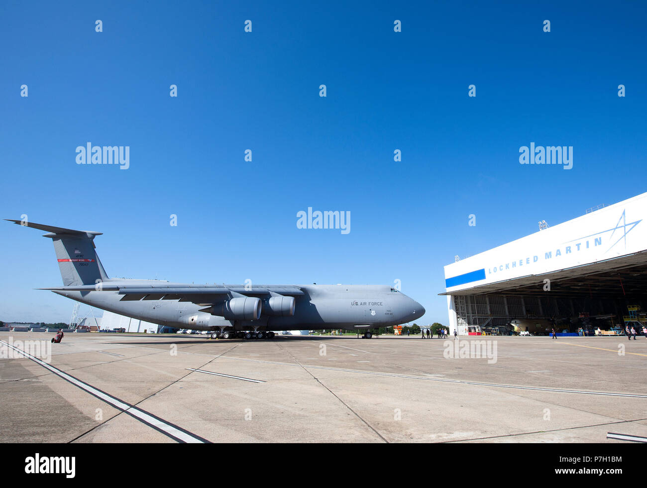 Die letzte US Air Force C-5 M Super Galaxy für betriebliche Nutzung geliefert werden, sitzt auf dem Rollfeld in der Nähe einer Lockheed Martin Aufhänger in Marietta, Georgia, für eine Feier zum Gedenken an 50 Jahre C-5 Galaxy in der US Air Force, 26. Juni 2018, das angezeigt werden soll. Die C-5 M Super Galaxie wird dem 439Th Airlift Wing an Westover Air Reserve Base, Massachusetts geliefert werden. (DoD Foto von Master Sgt. Stephen D. Schester) Stockfoto