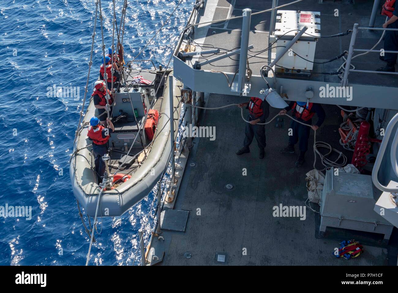 180626-N-DZ 642-0005 MITTELMEER (26. Juni 2018) Segler Vorbereitung zur Einführung einer starren - Rumpf Schlauchboot (Rhib) an Bord der geführten-missile Cruiser USS Normandie (CG60). Die Normandie ist derzeit als Teil der Harry S. Truman Carrier Strike Group bereitgestellt. Mit Harry S. Truman als Flaggschiff, Bereitstellung Streik Vermögenswerte des Konzerns gehören Personal, Schiffe und Flugzeuge von Carrier Strike Group (CSG) 8, Destroyer Squadron (DESRON) 28 und Carrier Air Wing (Cvw) 1; sowie die Sachsen-Klasse deutsche Fregatte FGS Hessen (F221). (U.S. Marine Foto von Mass Communication Specialist 2. Klasse Bobby Siens / freigegeben) Stockfoto