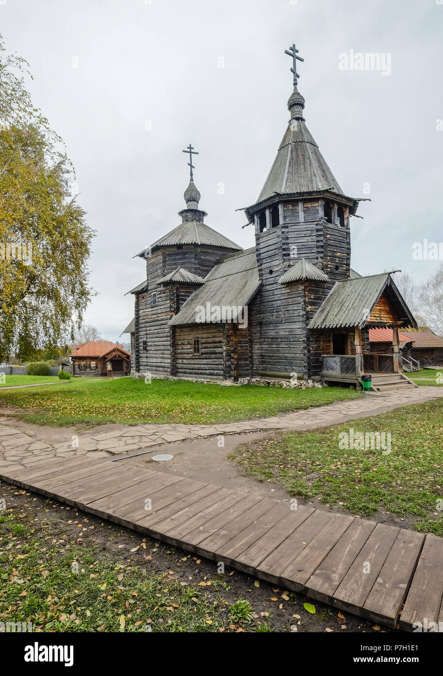 Alte Holzhäuser mit Ahorn Bäume im Herbst in Wladimir, Russland. Stockfoto