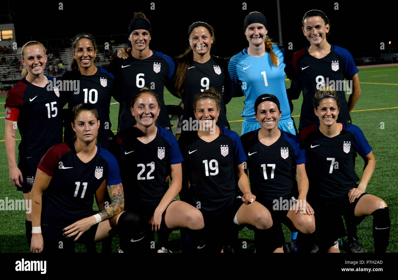 Us-Streitkräfte Women's Soccer Team macht sich bereit für Maßnahmen gegen Kanada als Elite militärischen Fussball Spieler aus der ganzen Welt um die Vorherrschaft in Fort Bliss' Stout Feld 22. Juni - 3. Juli 2018 Wettbewerb um die Besten der Besten im Conseil International du Sport Militaire (CISM) Weltweit militärische Frauen Fußball-Europameisterschaft 2018 zu bestimmen. Internationale militärische Teams quadrierten weg die besten Frauen Fußball-Spieler schließlich Krone unter den internationalen Militärs teilnehmen. Us Navy Foto von Massenkommunikation Spezialisten zweiter Klasse Jymyaka Braden (Freigegeben). Stockfoto