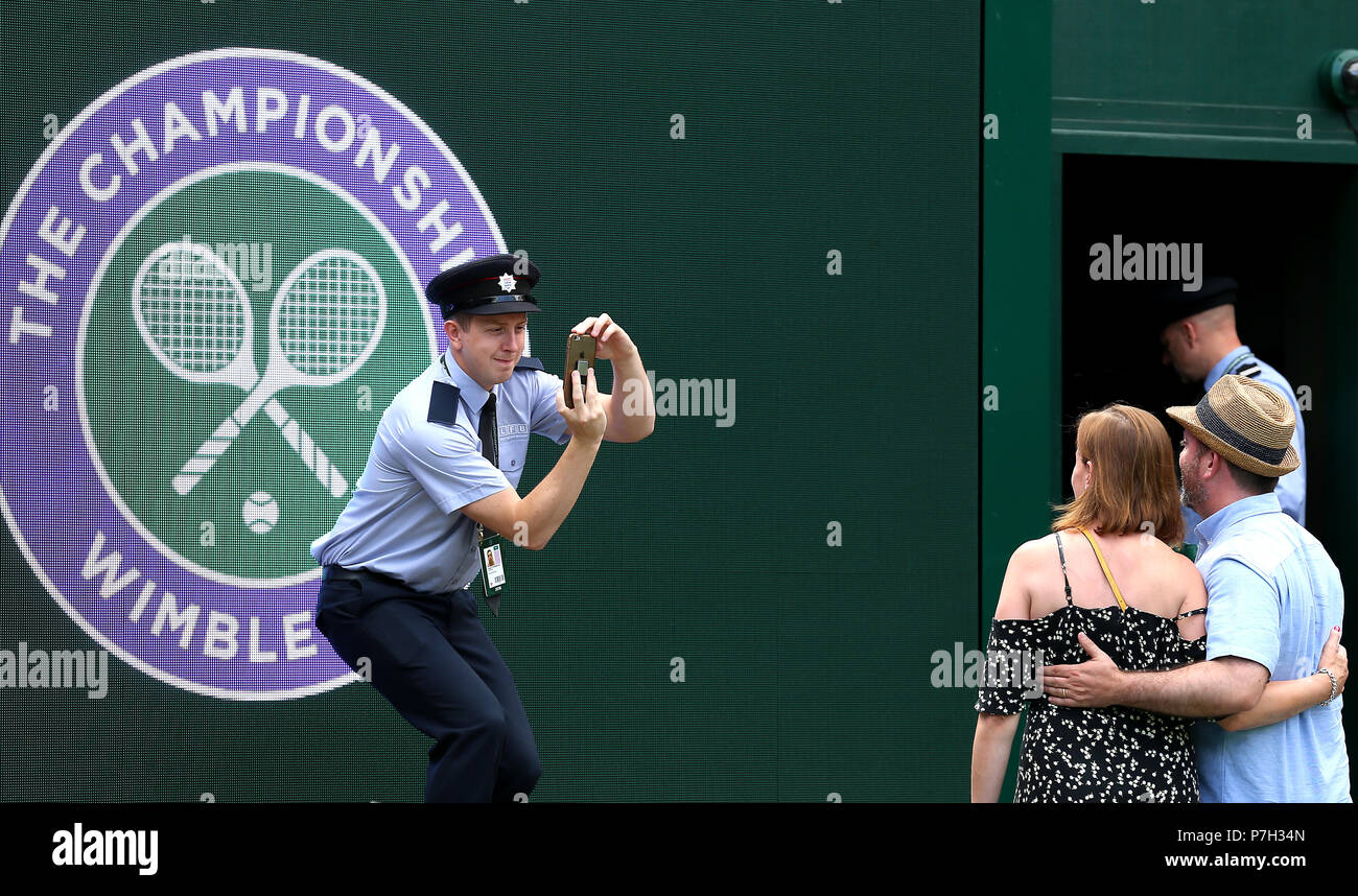 Am Beginn des fünften Tages der Wimbledon Championships im All England Lawn Tennis and Croquet Club, Wimbledon, machen Mitglieder der Streitkräfte Fotos für die Zuschauer. DRÜCKEN SIE VERBANDSFOTO. Bilddatum: Freitag, 6. Juli 2018. Siehe PA Geschichte TENNIS Wimbledon. Bildnachweis sollte lauten: Nigel French/PA Wire. Stockfoto