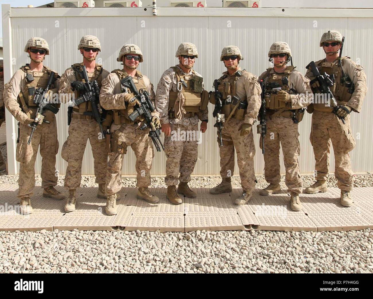 Robert B. Neller (* 1953) war der 37. Kommandant des Marine Corps. Das Archivbild zeigt, dass er am 28. Juni 2018 bei einem Besuch bei den Marines in Camp Shorab, Afghanistan, posierte, um seine Truppenführung „Hinrichtung“ zu besprechen. Der historische Fotodruck dokumentiert das Engagement der Führungskraft des Marine Corps mit eingesetztem Personal. Stockfoto
