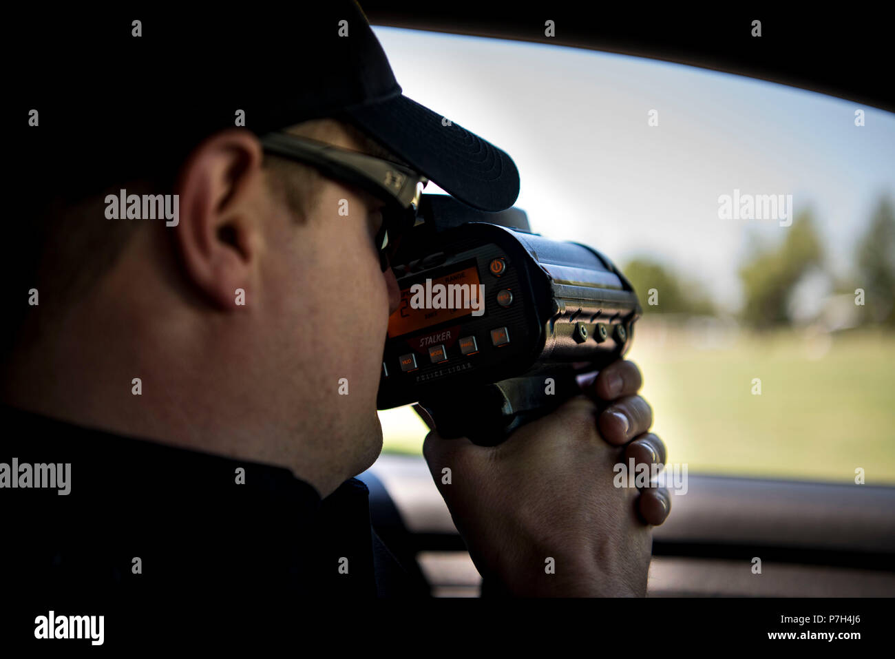 Benjamin Mays, Abteilung der Luftwaffe Polizeioffizier, 71st Security Forces Squadron, verwendet eine Rakete Fahrer Geschwindigkeiten zu erkennen, Juni 28, 2018, Vance Air Force Base, Okla. Wie jeder normale zivile Polizisten, Officer Mays Job ist, stellen Sie sicher, dass die Gesetze At Vance Air Force Base gefolgt sind. (U.S. Air Force Foto von Airman 1st Class Zachary Heilen) Stockfoto