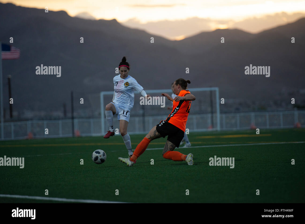 FORT BLISS, Texas - Südkorea ist Sgt. First Class Jeong Eun Ju übt einen Druck auf die Niederlande Juni 28 am Conseil International du Sport Militaire (CISM) Weltweit militärische Frauen Fußball-Europameisterschaft 2018. Internationale militärische Teams quadrierten weg die besten Frauen Fußball-Spieler schließlich Krone unter den internationalen Militärs teilnehmen. Us Navy Foto von Mass Communication Specialist 3. Klasse Camille Miller (freigegeben) Stockfoto