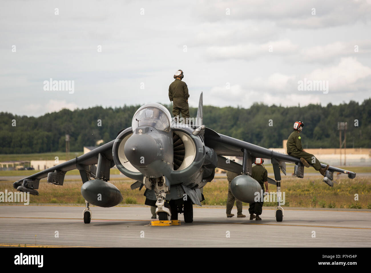 Marine Attack Squadron (VMA) 214 Marines beteiligen sich an der 2018 Arctic Thunder Air Show in Joint Base Elmendorf-Richardson, Alaska, 29. Juni 2018. VMA-214 leitete einen vorbeiflug und schweben Demonstration mit dem AV-8B Harrier während der Air Show. (U.S. Marine Corps Foto von Lance Cpl. Sabrina Candiaflores) Stockfoto