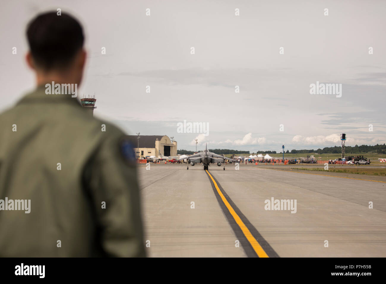 Marine Attack Squadron (VMA) 214 Marines beteiligen sich an der 2018 Arctic Thunder Air Show in Joint Base Elmendorf-Richardson, Alaska, 29. Juni 2018. VMA-214 leitete einen vorbeiflug und schweben Demonstration mit dem AV-8B Harrier während der Air Show. (U.S. Marine Corps Foto von Lance Cpl. Sabrina Candiaflores) Stockfoto