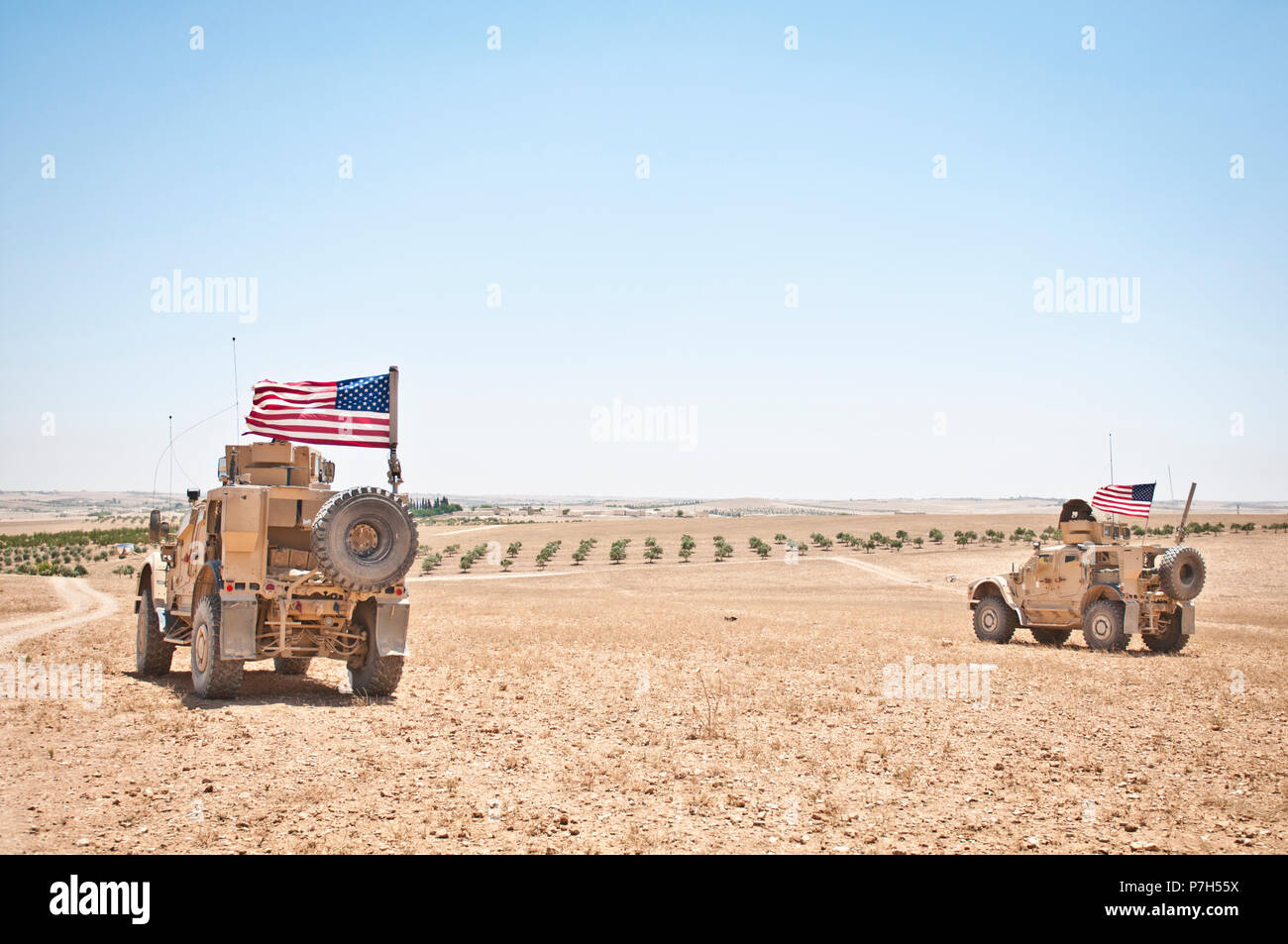 Us-Militär fahrzeuge bieten Sicherheit bei einem unabhängigen, koordinierten Patrouille mit Türkischen Streitkräfte an der Demarkationslinie in der Nähe von Manbij, Syrien, 28. Juni 2018. Diese Patrouillen sollen dazu beitragen, die Sicherheit und die Sicherheit der Region erhalten seit seiner Befreiung von ISIS durch die syrische Demokratischen Kräfte. (U.S. Armee Foto: Staff Sgt. Timothy R. Koster) Stockfoto