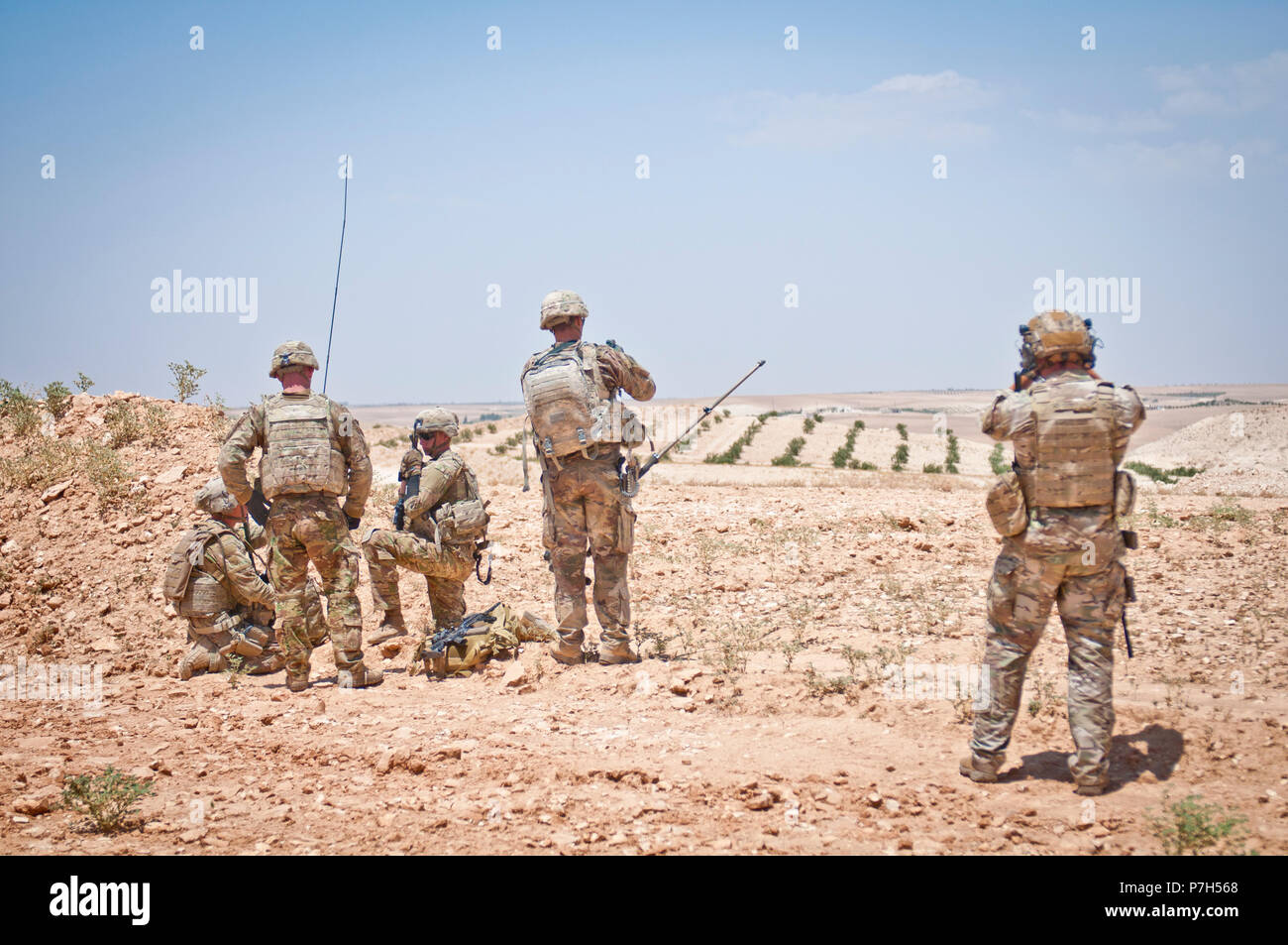 Us-Soldaten bereiten sich mit türkischen Truppen auf der anderen Seite der Demarkationslinie während eines Security Patrol außerhalb Manbij, Syrien, 28. Juni 2018 zu machen. Diese unabhängigen, koordinierten Patrouillen durch Streitkräfte der beiden Nation entworfen sind, um die Sicherheit und die Sicherheit der Region erhalten seit seiner Befreiung von ISIS durch die syrische Demokratischen Kräfte. (U.S. Armee Foto: Staff Sgt. Timothy R. Koster) Stockfoto