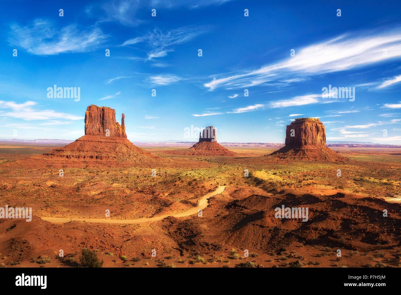 Unbefestigte Straße durch das Monument Valley an der Grenze zwischen Arizona und Utah, USA. Stockfoto