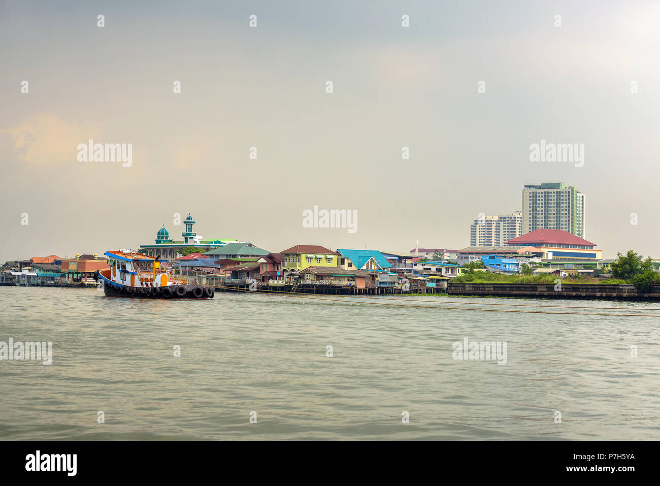 Thai Boot auf dem Chao Phraya River in den ländlichen Bangkok in Thailand. Stockfoto