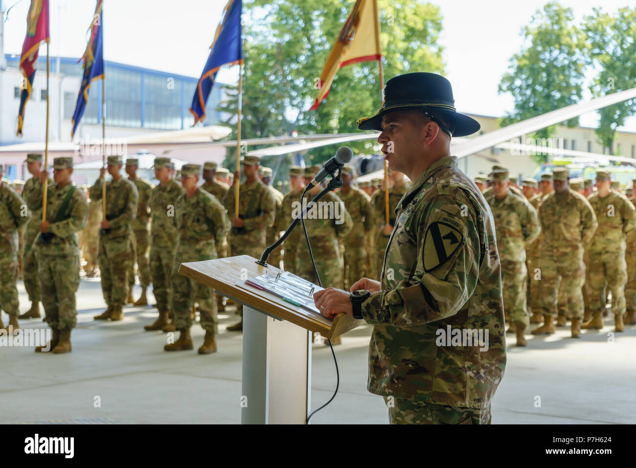 Oberst Phillip Baker, Kommandant der 1. Luft Kavallerie Brigade, 1.Kavallerie Division, von Fort Hood, Texas, gibt eine Rede während einer Übertragung der Autorität Zeremonie in Illesheim, Deutschland als seine Brigade verzichtet auf Mission Verantwortung zur 4 Combat Aviation Brigade, 4 Infanterie Division, aus Fort Carson, Colo., 2. Juli 2018. Die Bereitstellung der 1. Luft Kavallerie Brigade zur Unterstützung der Atlantischen Lösen in der gesamten Europäischen Theater ist zu einem Ende kommt und bald alle seine Soldaten nach Hause nach Fort Hood zurück. (U.S. Armee Foto von Sgt. Gregory T. Sommer/22 Mobile öffentliche Af Stockfoto