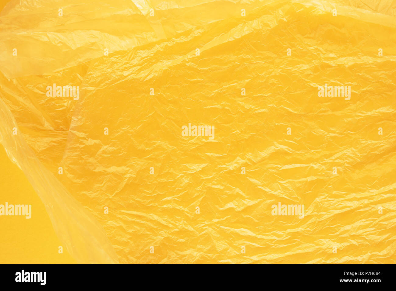 Gelbe Plastiktüte Textur als Hintergrund für Umweltverschmutzung Konzept Stockfoto
