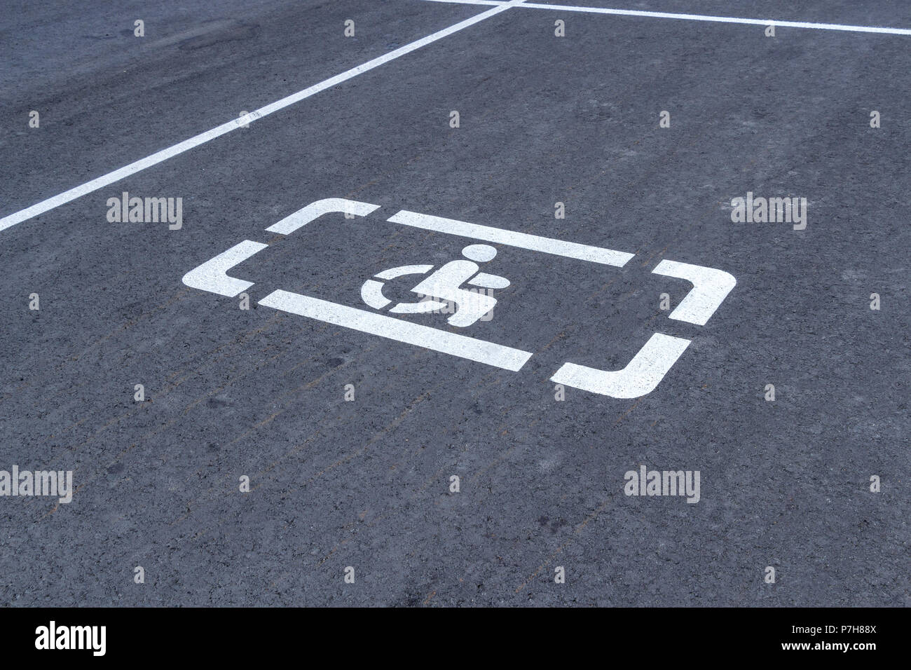 Parkplätze mit Rollstuhl Symbol und Markierungslinien auf Asphalt Stockfoto