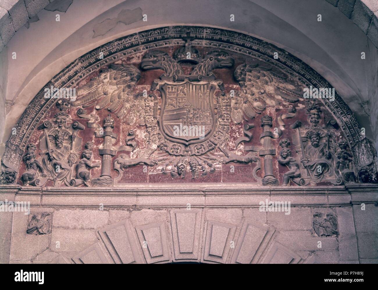 PUERTA NUEVA DE BISAGRA-ESCUDO IMPERIAL EN EL INTERIOR. Autor: Alonso Covarrubias (1488-1570). Ort: Außen, Toledo, Spanien. Stockfoto