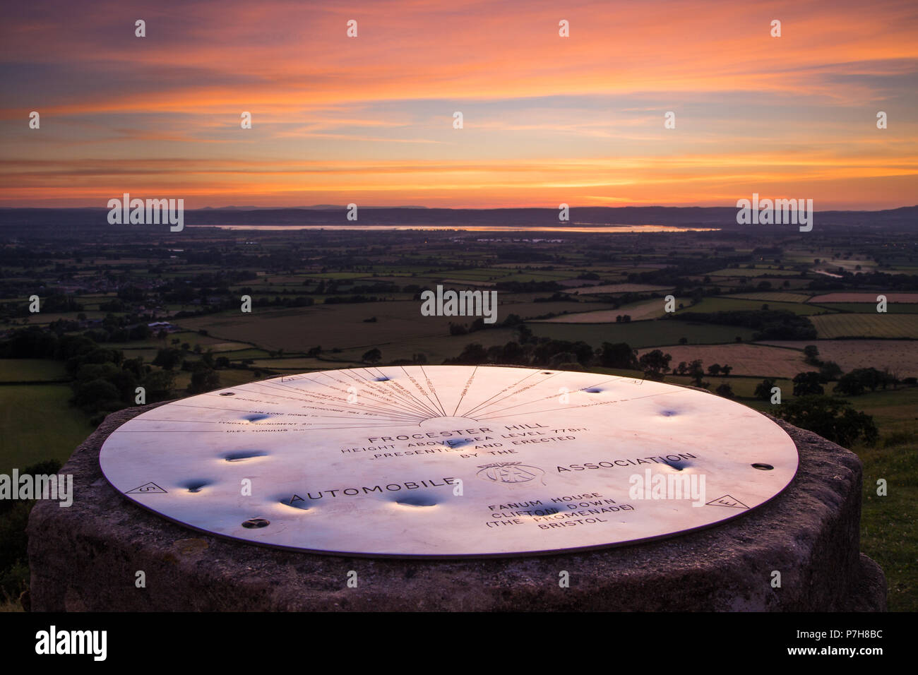 Der topograph in Frocester Hill, Gloucestershire bei Sonnenuntergang. Stockfoto