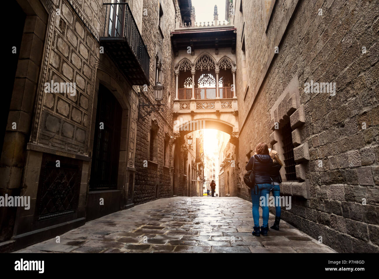 Frau touristische Sehenswürdigkeiten in Barcelona Barri Gotische Viertel und die Seufzerbrücke in Barcelona, Katalonien, Spanien. Stockfoto