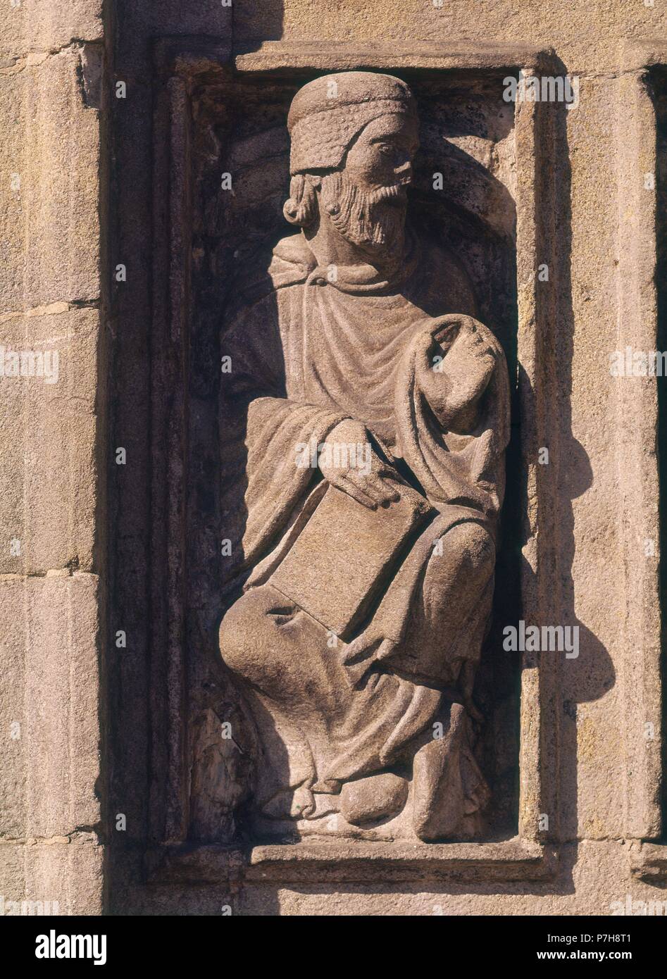 ESTATUA DEL CORO PETREO ROMANICO (SIGLO XII) REUTILIZADA EN LA PUERTA SANTA TAMBIEN LLAMADA DEL PERDON. Autor: Meister Mateo (C. 1150 - C. 1200). Lage: CATEDRAL - AUSSEN, SANTIAGO DE COMPOSTELA, La Coruña, Spanien. Stockfoto