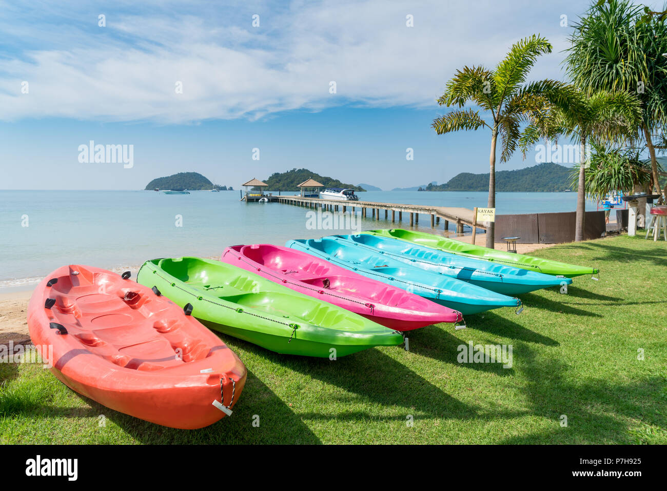 Bunte Kajaks am tropischen Strand in Phuket, Thailand. Sommer, Urlaub und Reisen-Konzept. Stockfoto