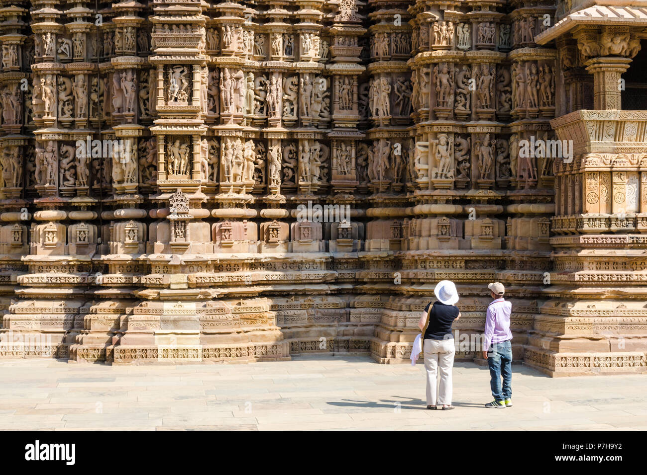 Touristische und indischen Führer an der Skulpturen in Khajuraho, UNESCO-Weltkulturerbe, Madhya Pradesh, Indien Stockfoto