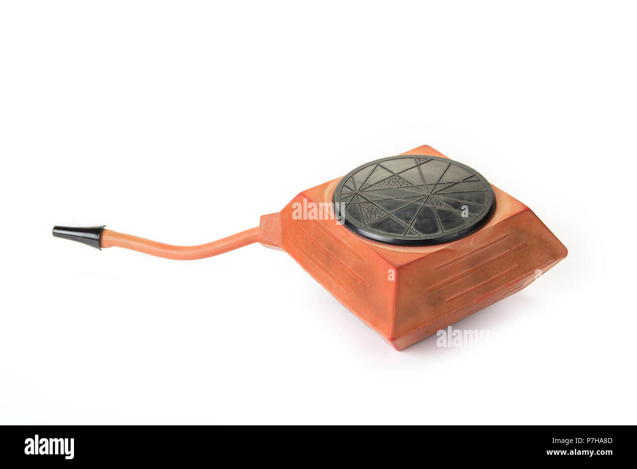 Eine alte Matratze bein Pumpe von der 70er auf dem Weißen Stockfoto