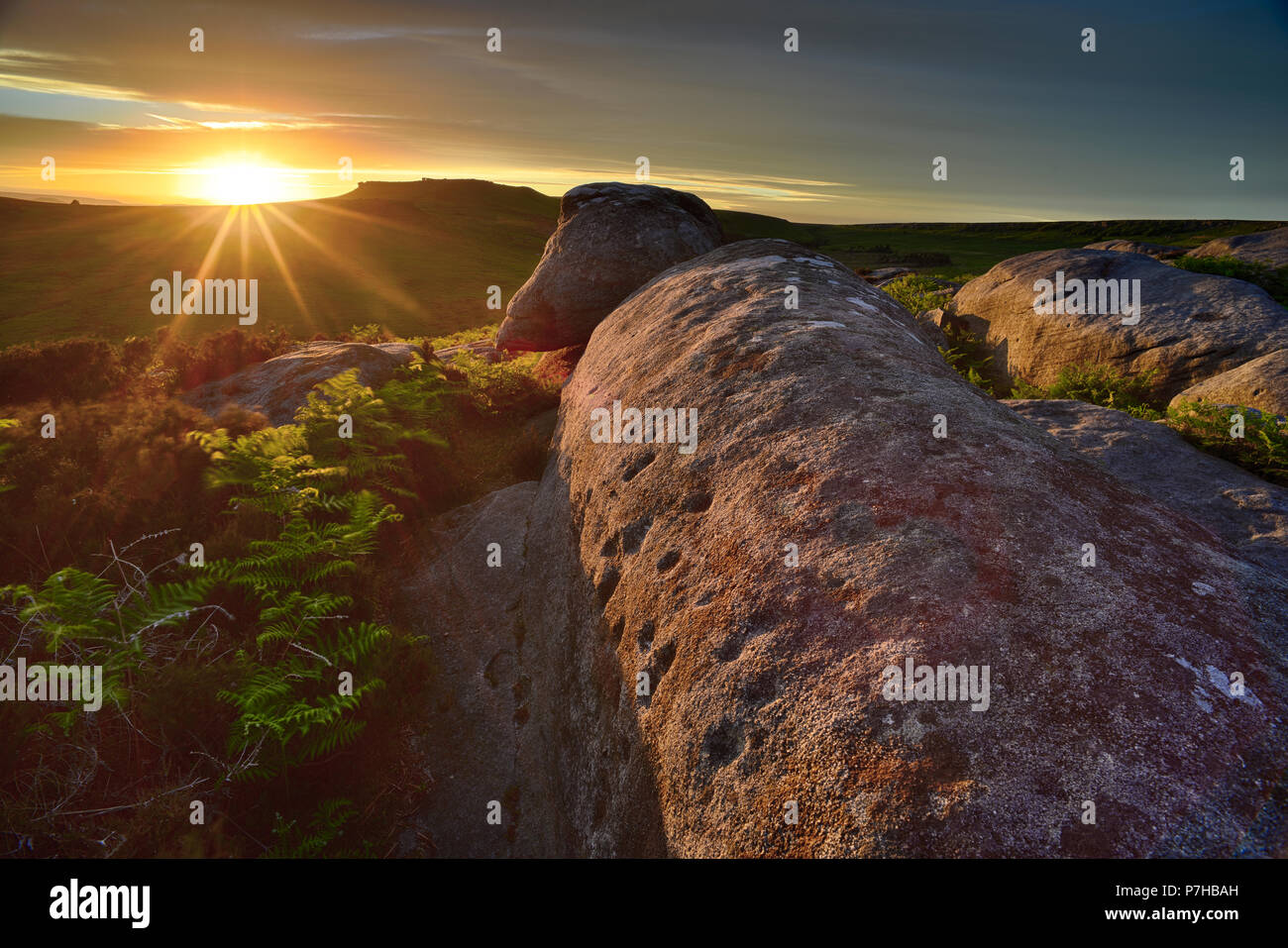 Higger Tor und Carl Wark aus Burbage Kante bei Sonnenuntergang. Der Peak District, England (4) Stockfoto