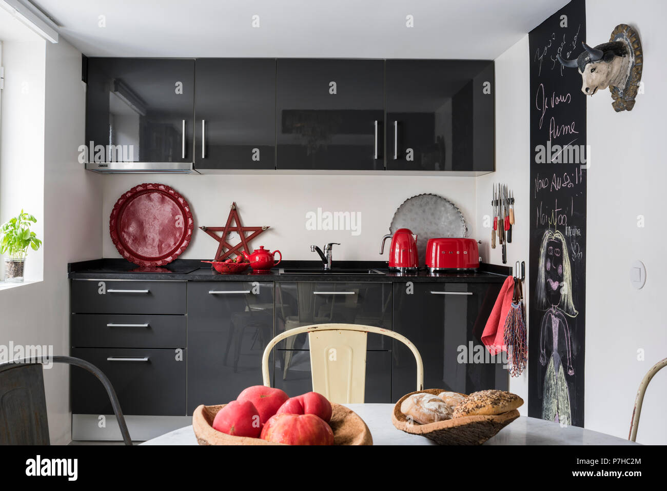 Dunkelgrau Flachbild fronted Küchen in der modernen Küche mit Vintage tolix Metall Stühle Stockfoto